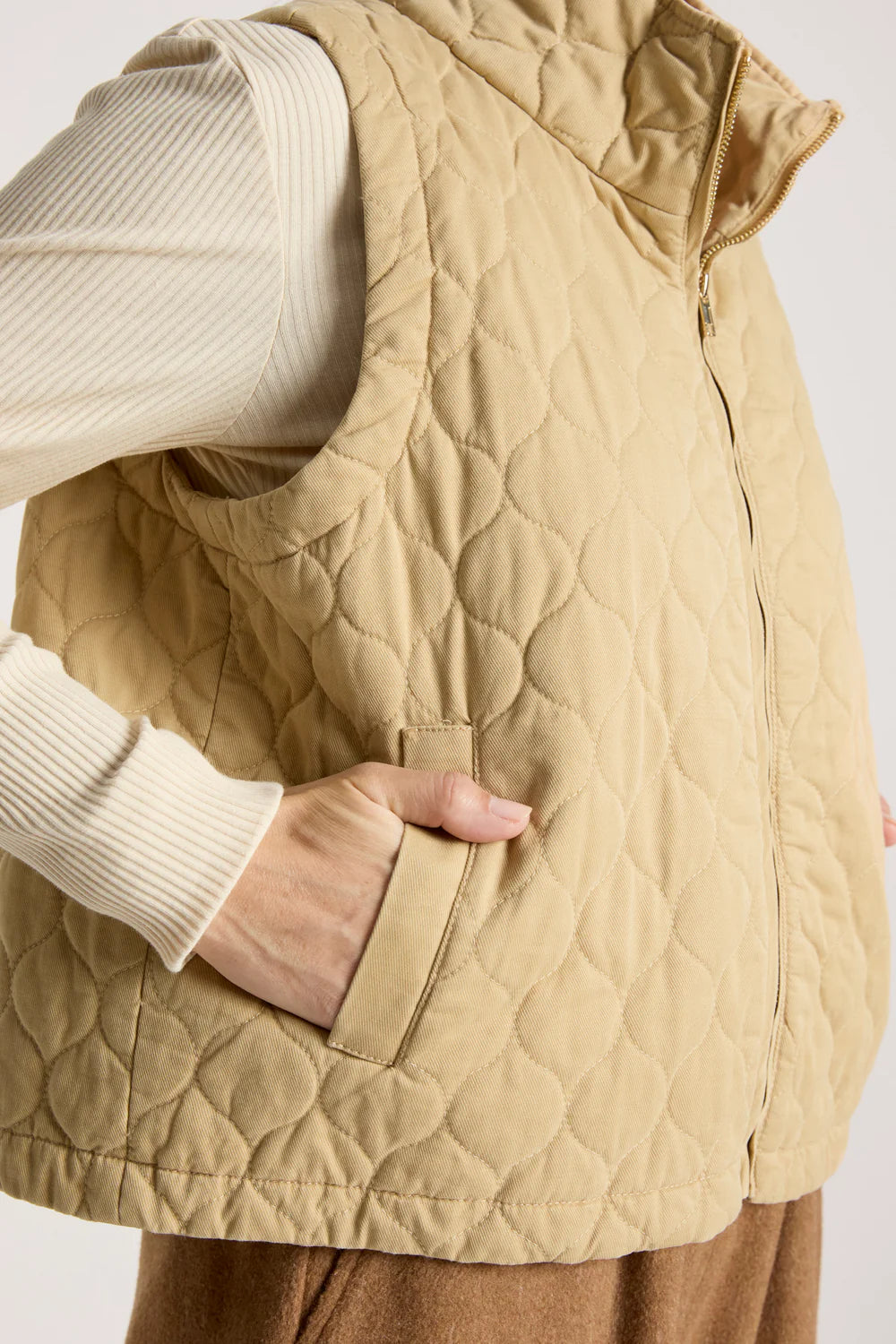 Eb & Ive Sansi Quilted Crop Vest Dune
